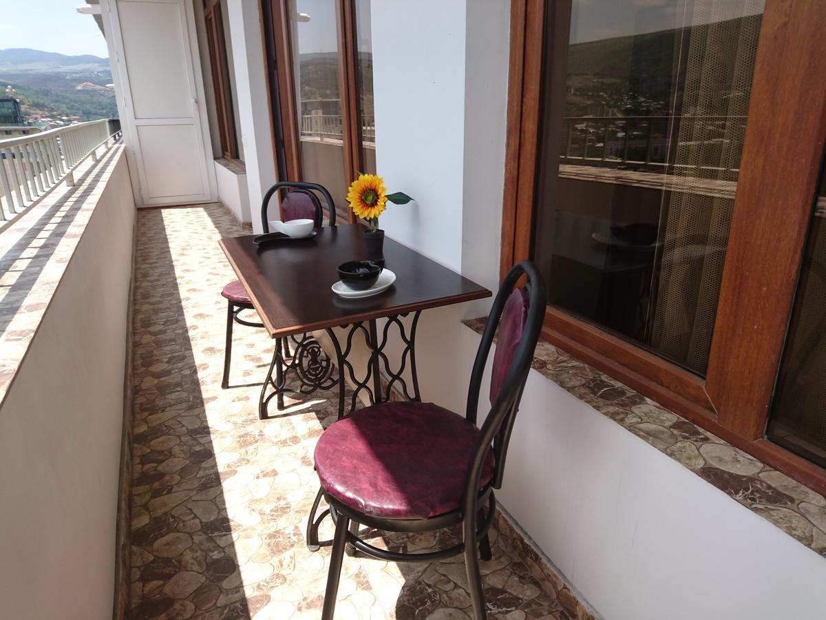 Spacious 2 Bedroom Apartment Tbilisi Luaran gambar